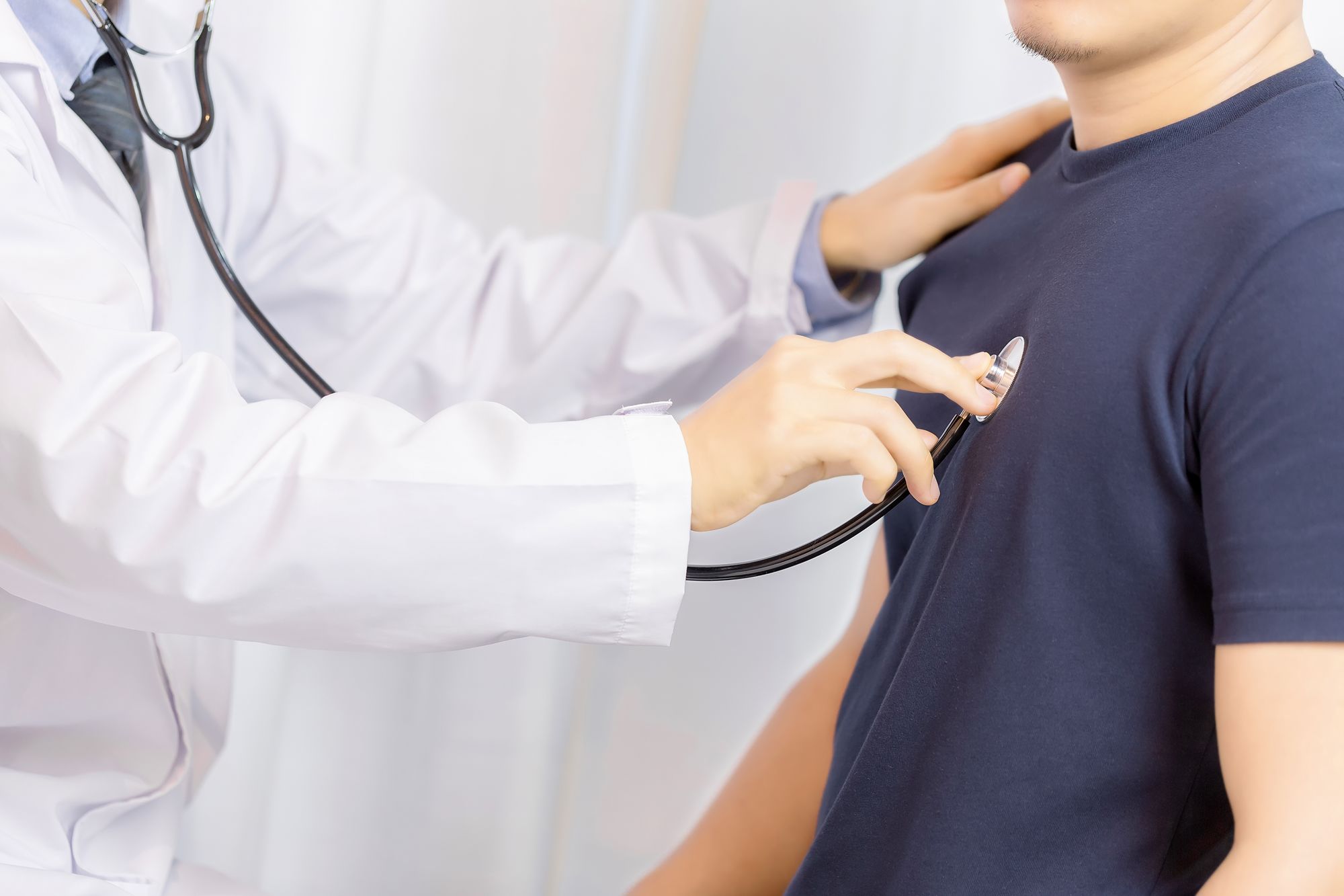 m_doctor-examination-young-man-with-stethoscope-hospital