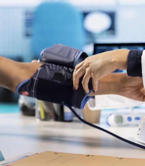 m_indian-specialist-using-blood-pressure-monitor-take-pulse-pressure-patient