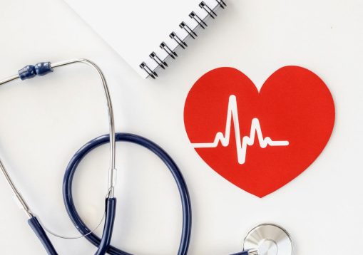 m_top-view-notepad-with-stethoscope-paper-heart